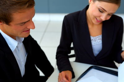 Foto von Zwei Menschen im Dialog