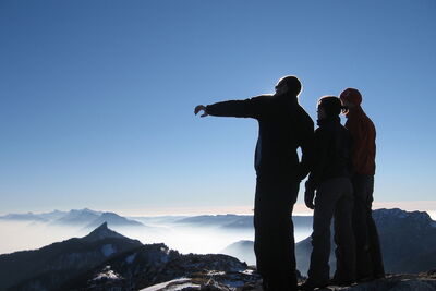 Foto von drei Menschen, die den Weitblick geniessen
