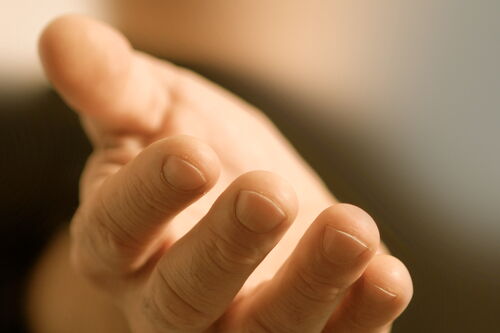 Foto von reichender Hand