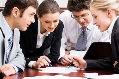 Foto von Menschen bei der Büroarbeit