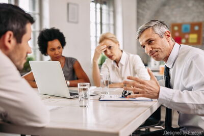 Geschäftsmann diskutiert im Büro