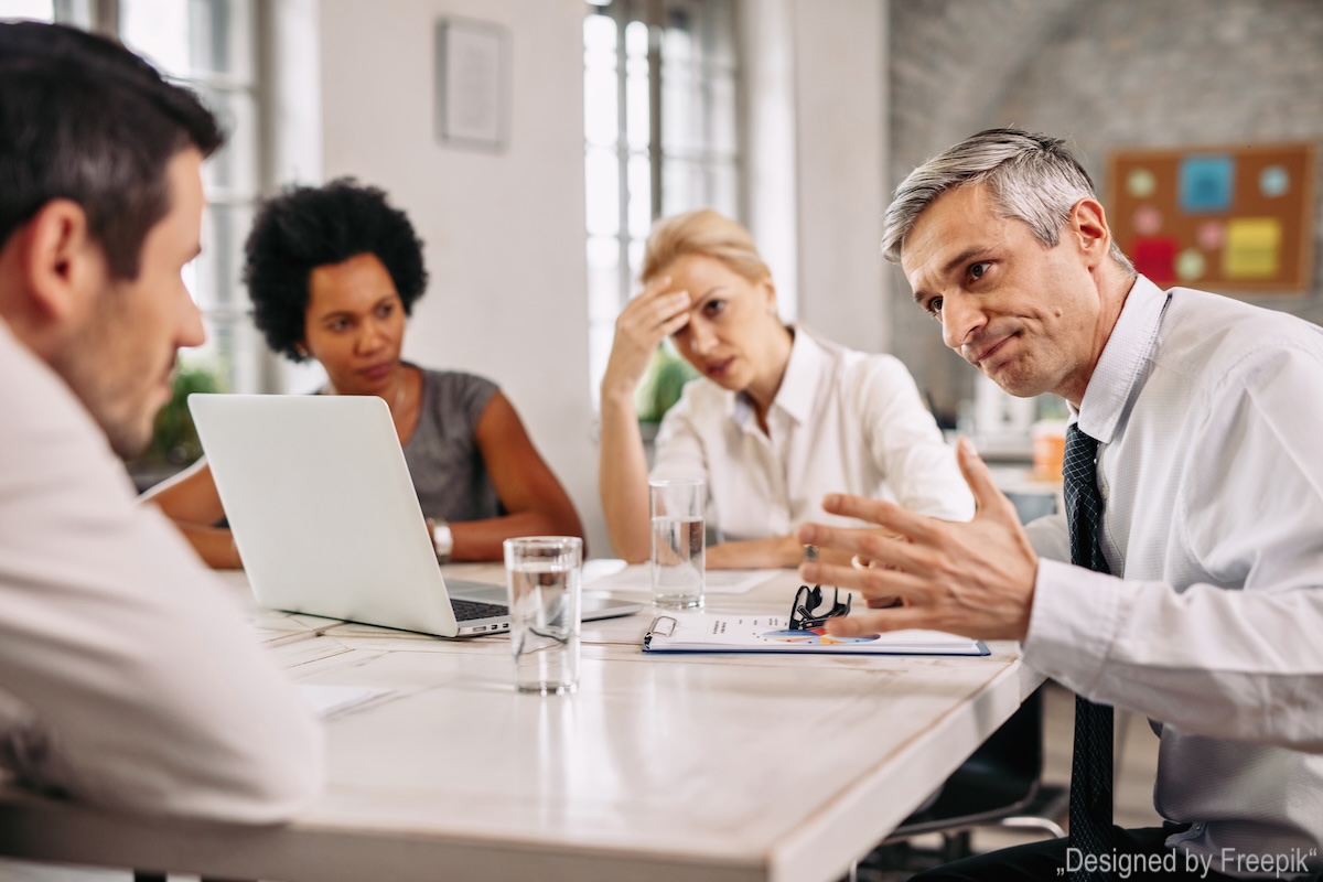 Seine Mimik drückt aus, dass offensichtlich etwas schiefgelaufen ist.